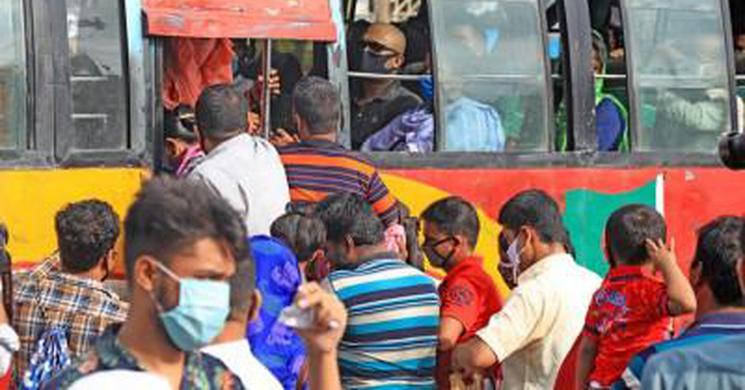 শতভাগ যাত্রী নিয়েই চলছে গণপরিবহন, স্বাস্থ্যবিধি উধাও