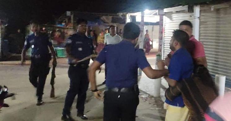 আসামি ধরতে গিয়ে অবরুদ্ধ পুলিশ, শাটার ভেঙে উদ্ধার!