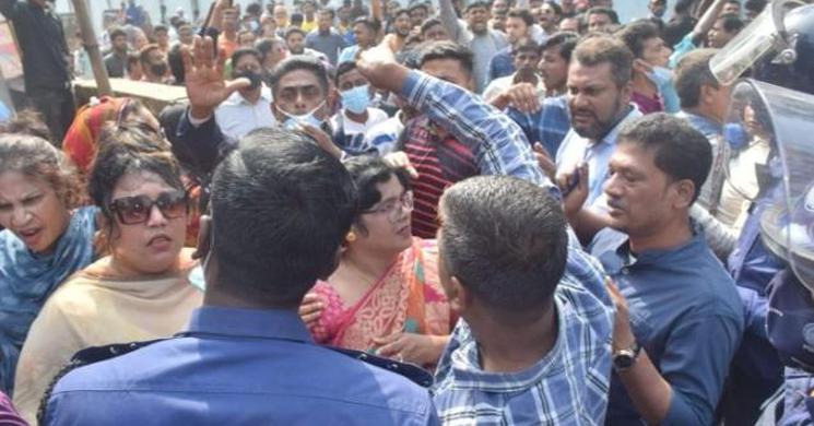 পুলিশি বাঁধা উপেক্ষা করে ডিসিকে বিএনপির স্মারকলিপি প্রদান