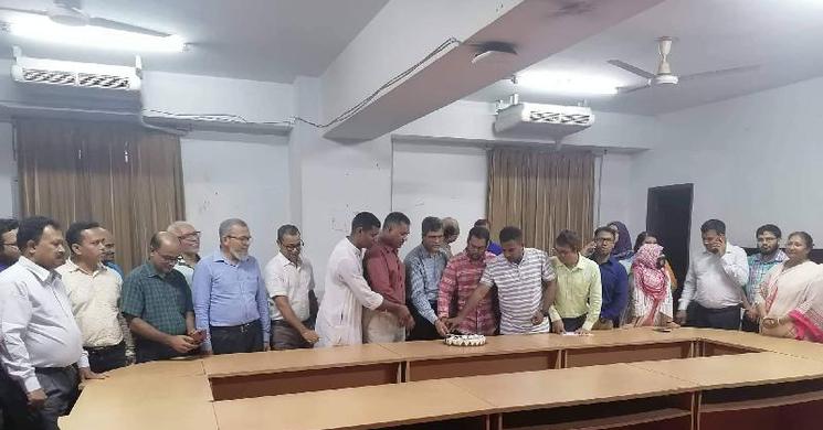 জবিতে কেক কেটে প্রধানমন্ত্রীর জন্মদিন উদযাপন