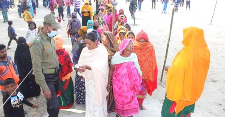 উৎসবমুখর পরিবেশে চলছে বগুড়ায় ভোটগ্রহণ