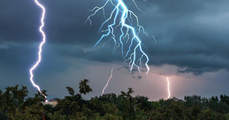 পদ্মা নদীতে বজ্রপাতে ৩ জেলের মৃত্যু