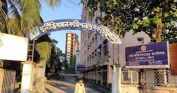 টাকা আত্নসাৎ: রাজস্ব কর্মকর্তাসহ চার জনের বিরুদ্বে মামলা