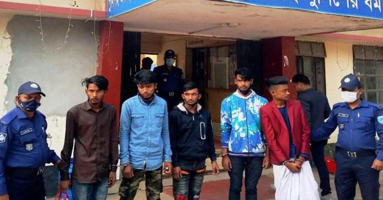 গাজীপুরে দেশীয় অস্ত্রসহ ৫ ডাকাত গ্রেফতার