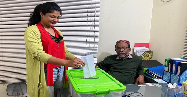 শিল্পী সংঘের নির্বাচনে মনোনয়ন পত্র জমা দিলেন মৌসুমী হামিদ