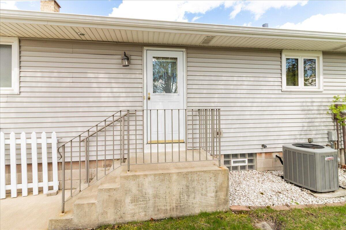 9448 Northcote Avenue, Munster, IN 46321; Image #23
