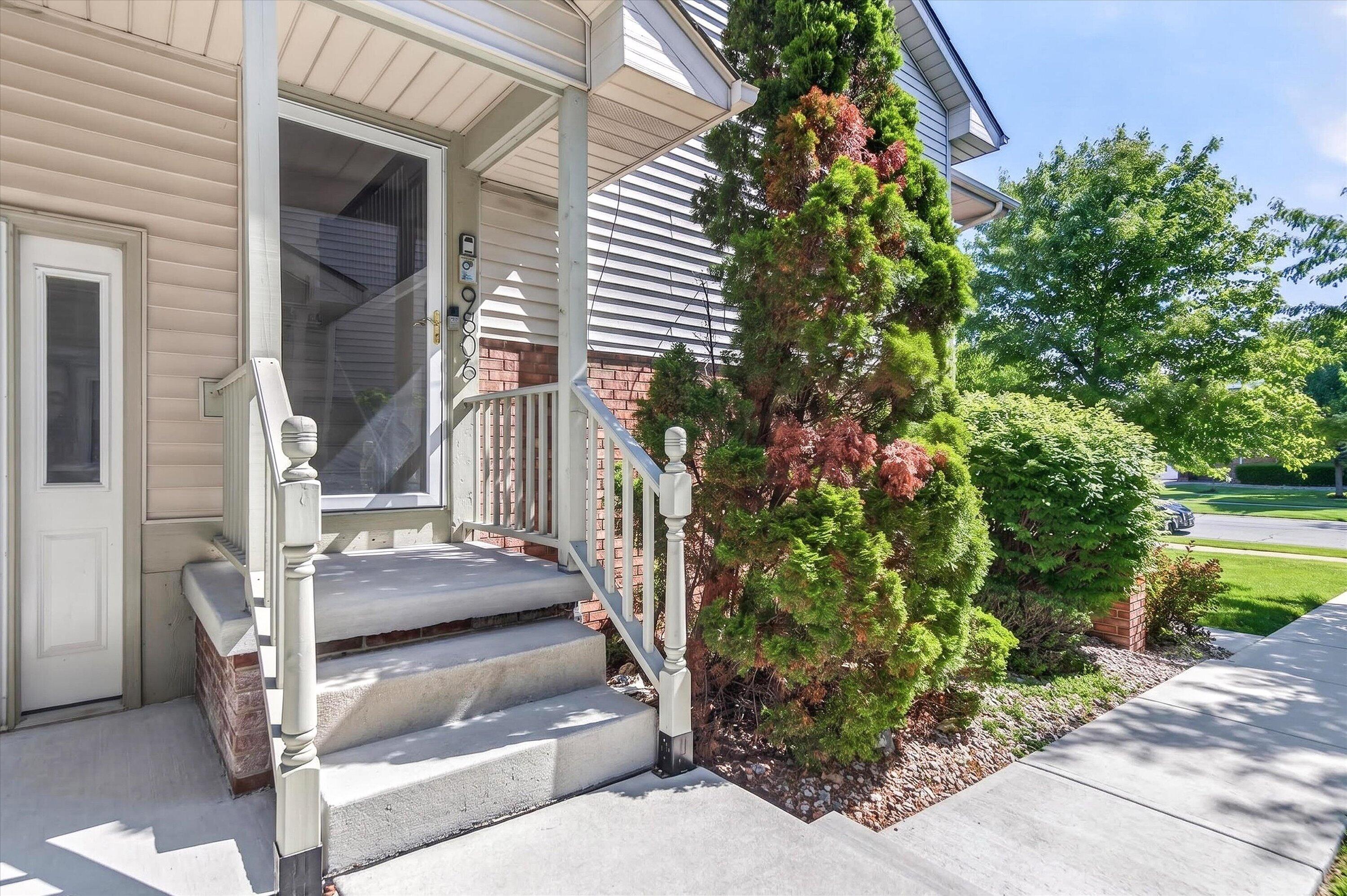9806 Parkway Drive, Highland, IN 46322; Image #2