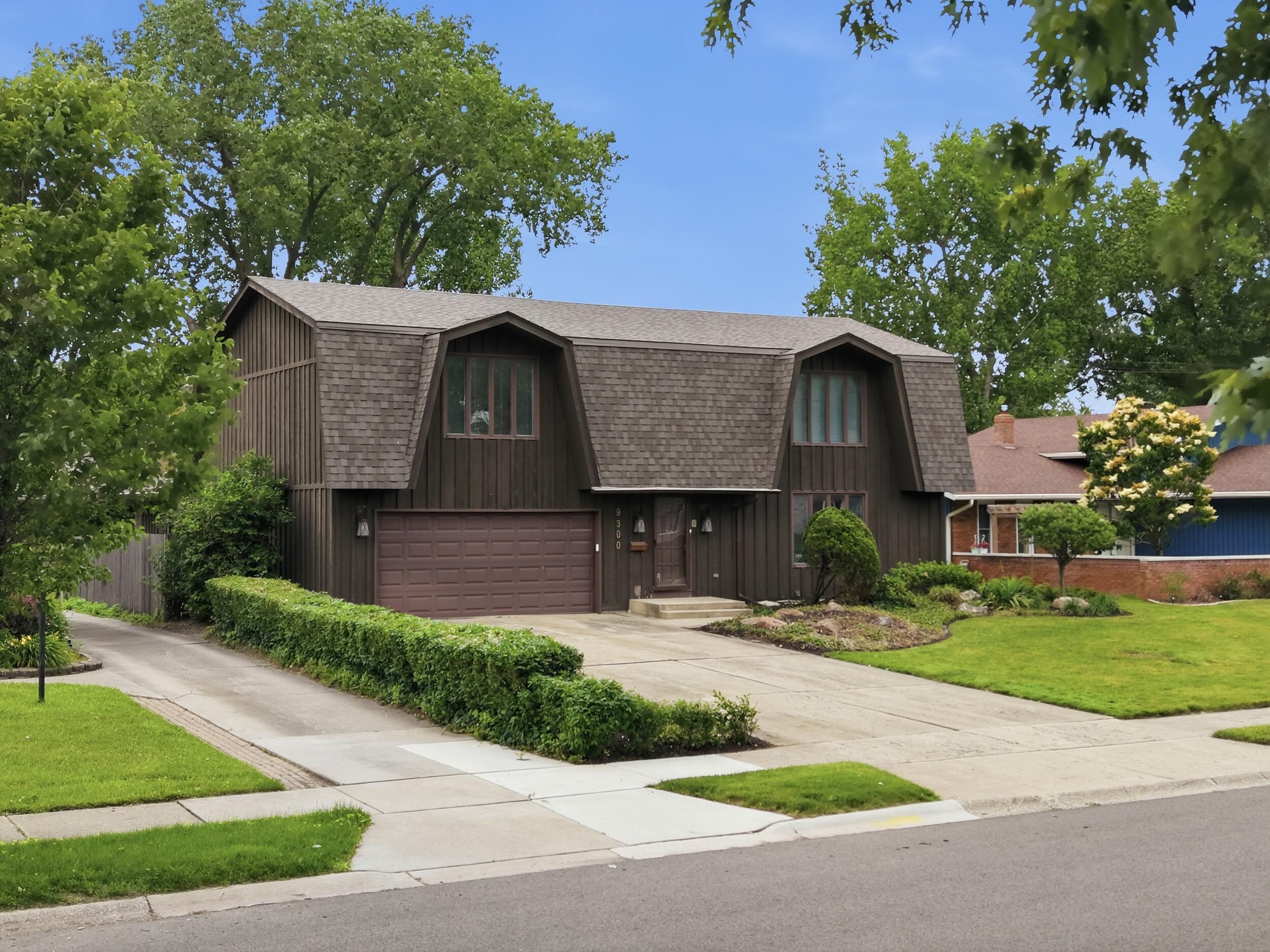 9300 Chestnut Lane, Munster, IN 46321; Image #2