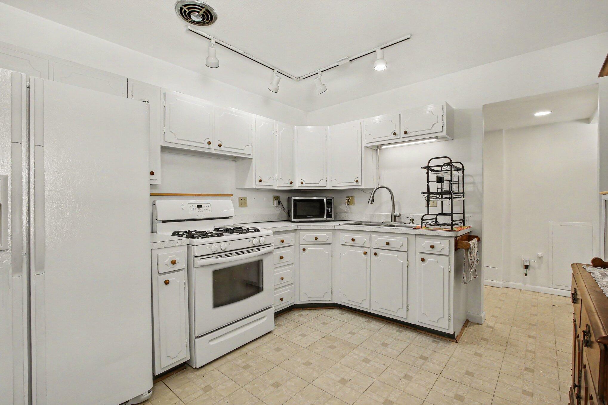 8016 Gordon Place, Highland, IN 46322; Image #11