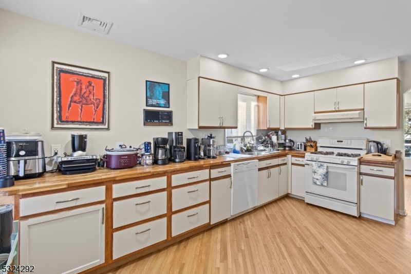 15 Parkhurst Pl