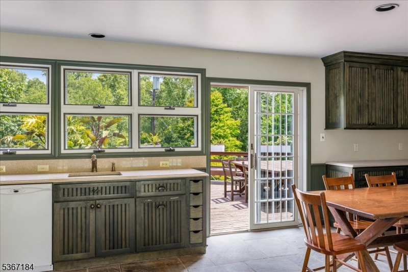 936 Dove Island Rd