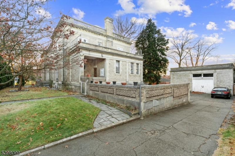 229 Ballantine Pkwy