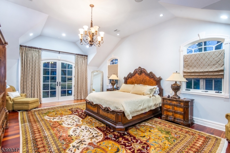 9 Beechtree Ln