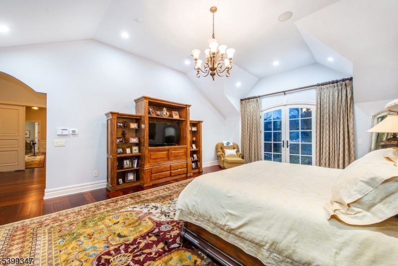 9 Beechtree Ln