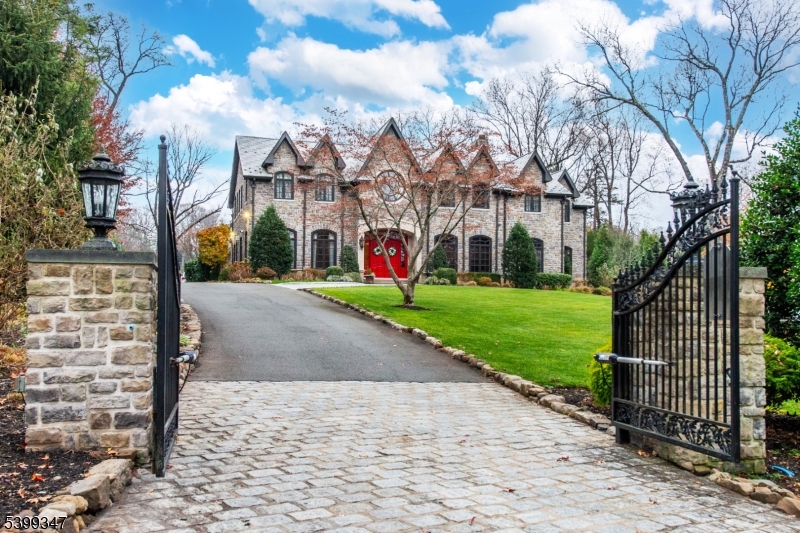 9 Beechtree Ln