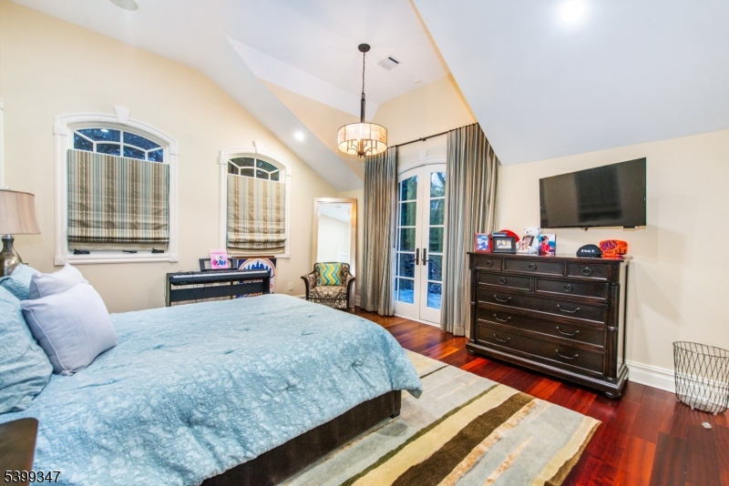 9 Beechtree Ln