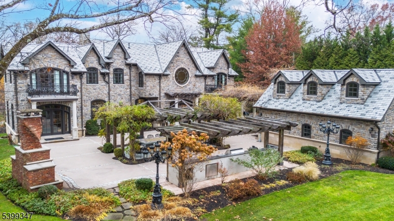 9 Beechtree Ln