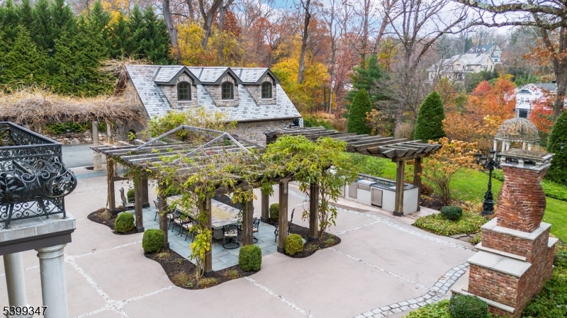 9 Beechtree Ln