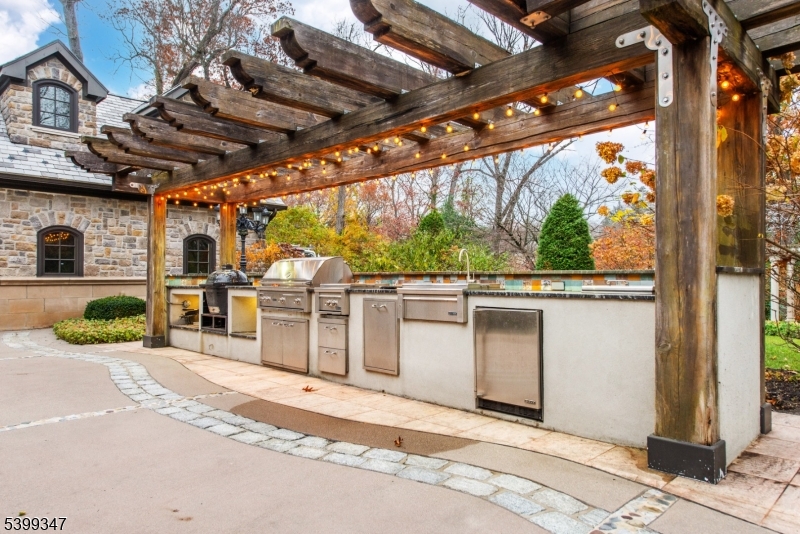 9 Beechtree Ln