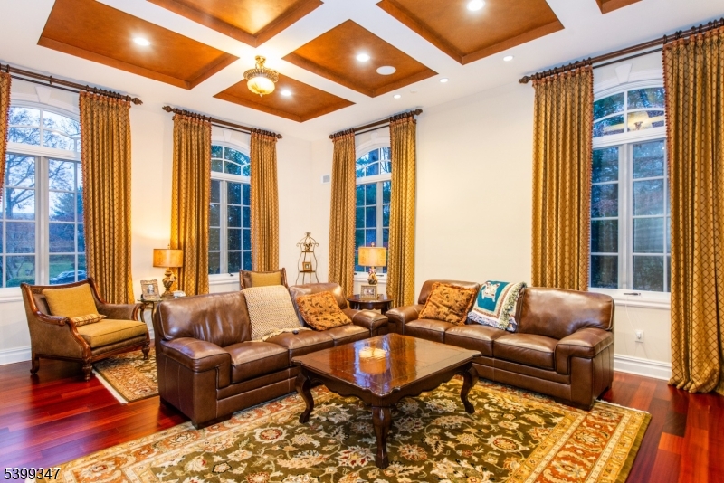 9 Beechtree Ln