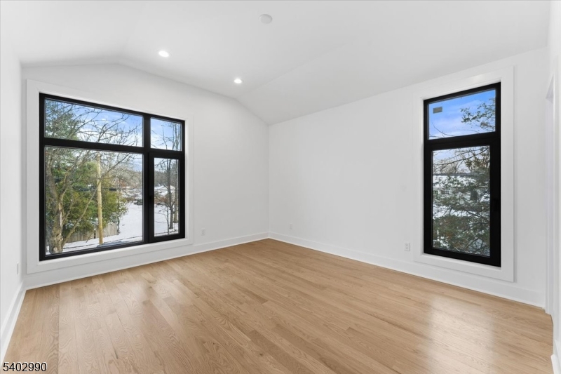 83 Falcon Rd