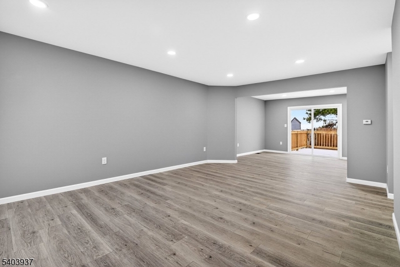 63 Scarlet Dr