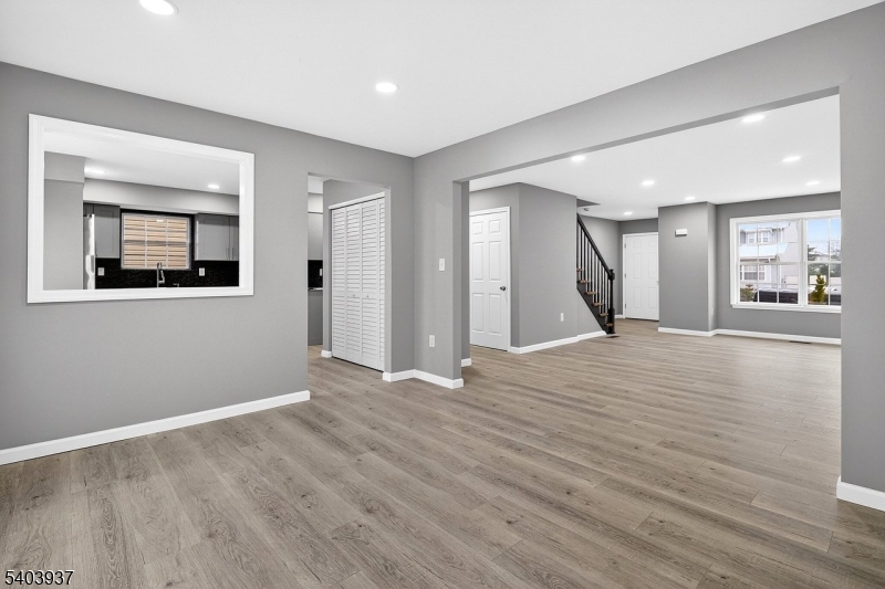63 Scarlet Dr