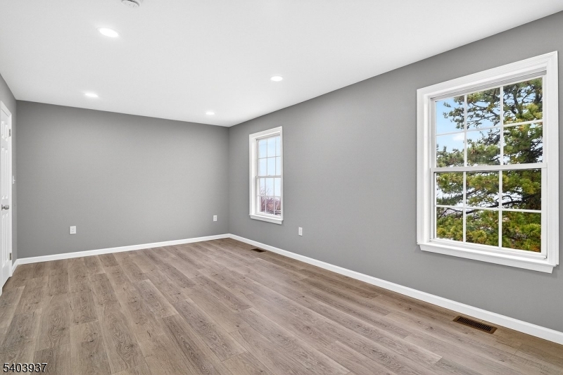 63 Scarlet Dr