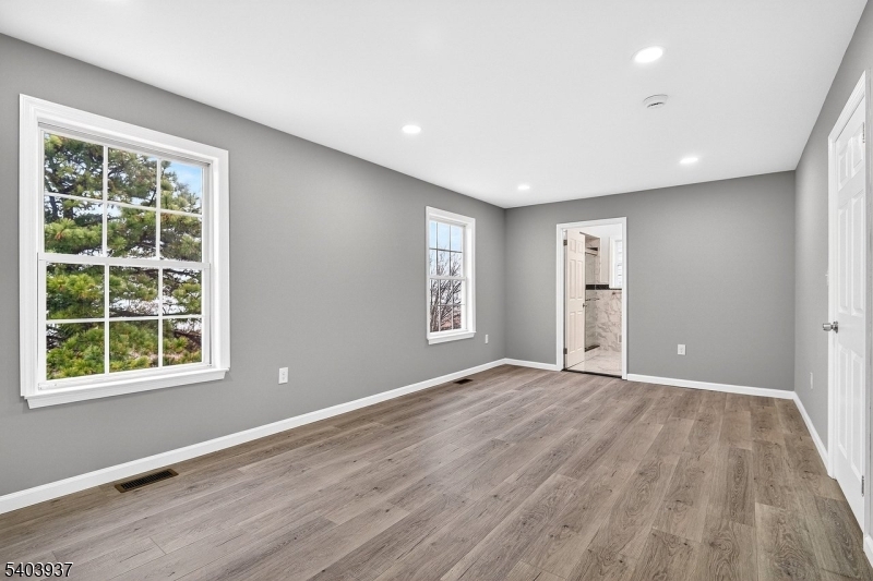 63 Scarlet Dr