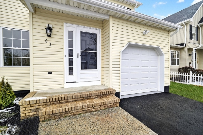 63 Scarlet Dr