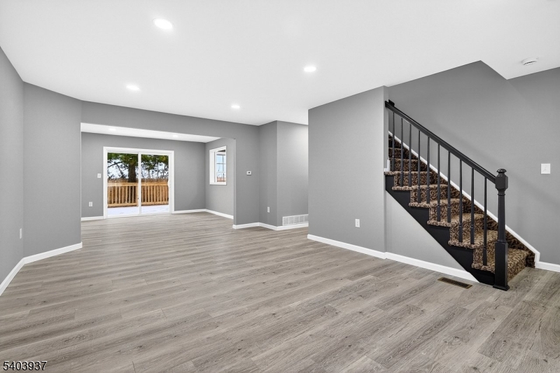 63 Scarlet Dr