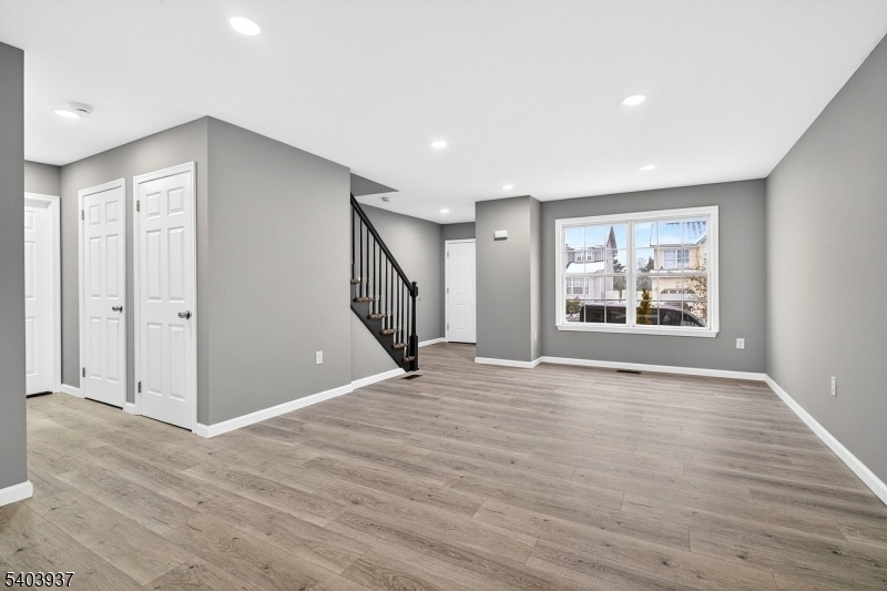 63 Scarlet Dr