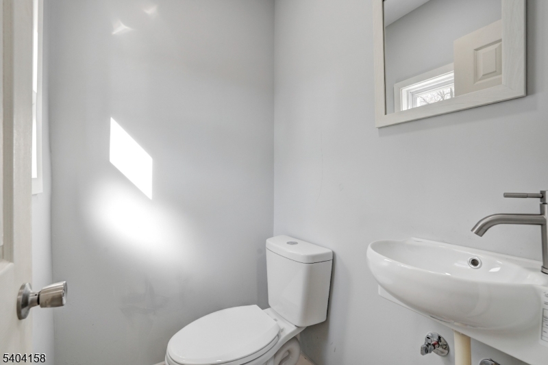 384 W PALISADE AVE