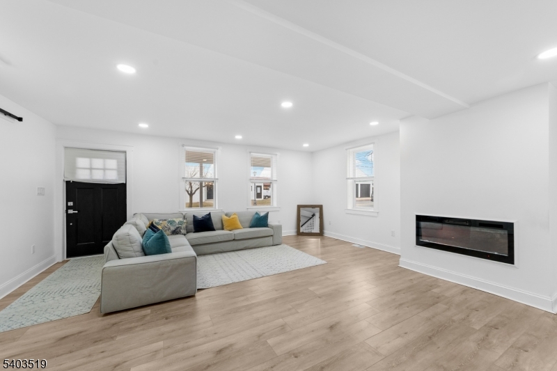 15 W Main St