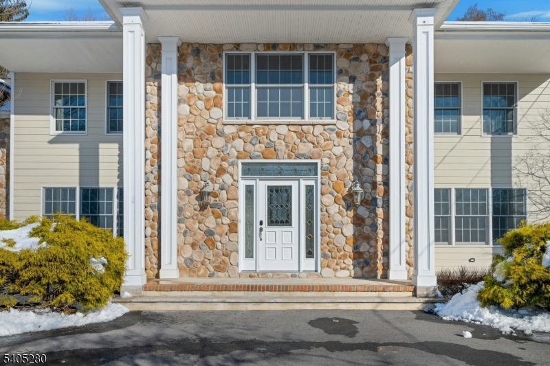 13 Knollwood Trail East