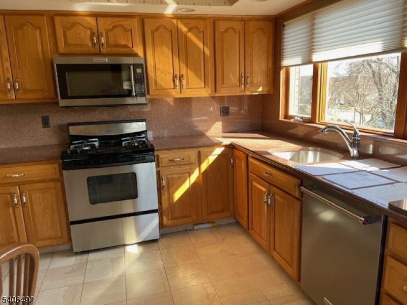 37 Edison Dr