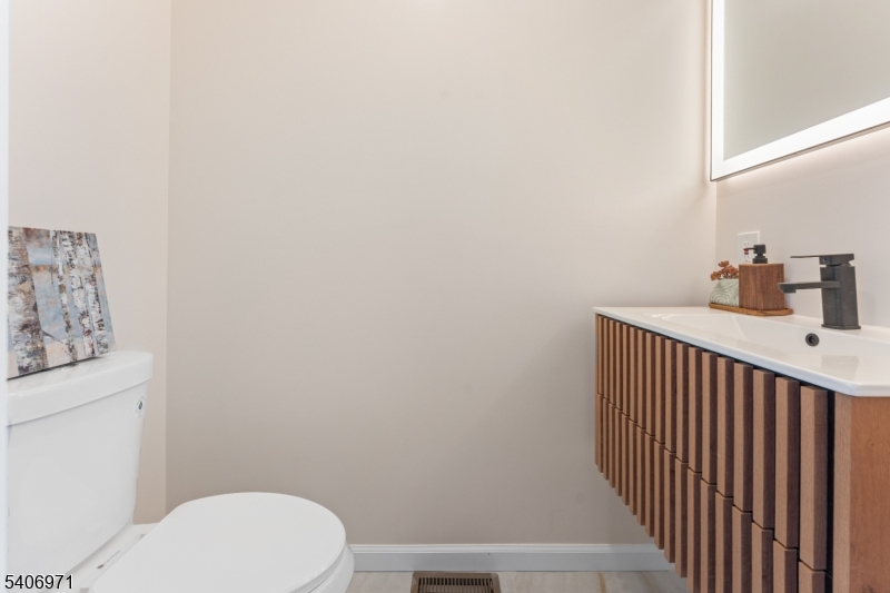 10 Old Rifle Camp Rd