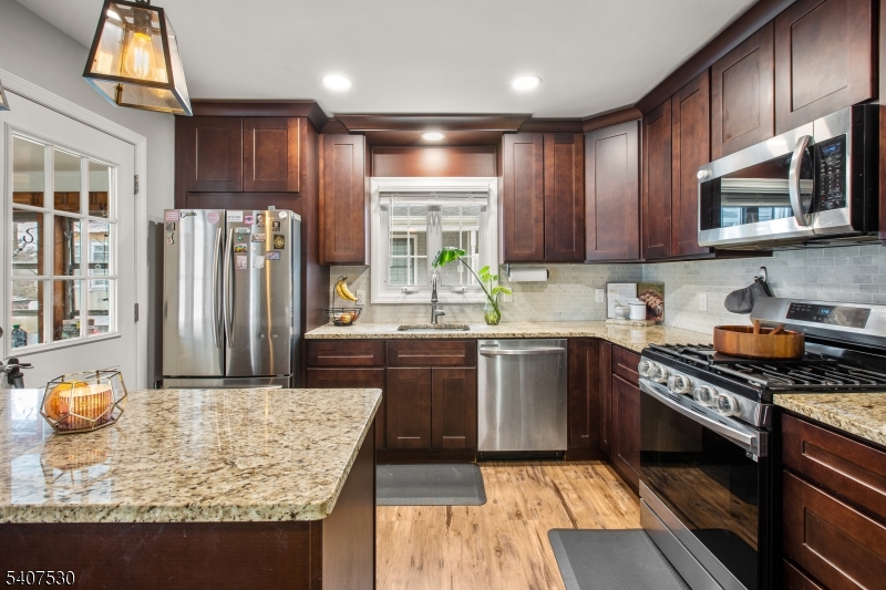 128 E Roselle Avenue