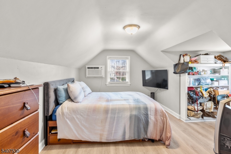 128 E Roselle Avenue