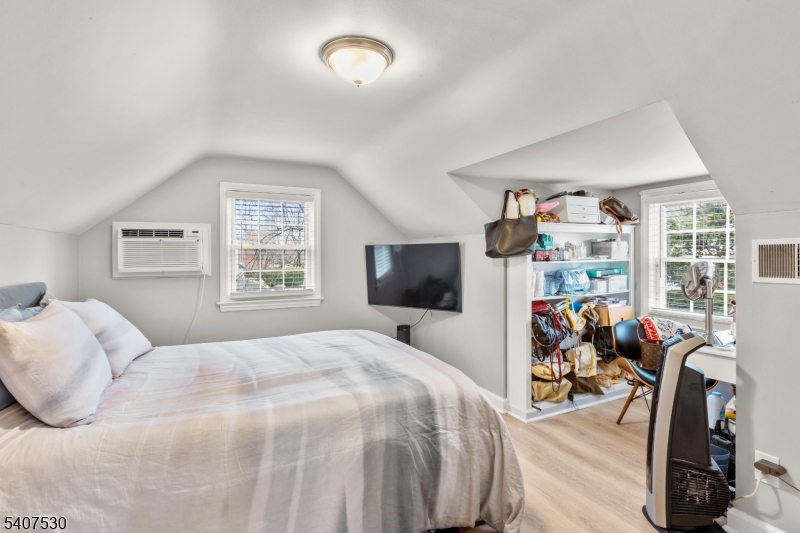 128 E Roselle Avenue