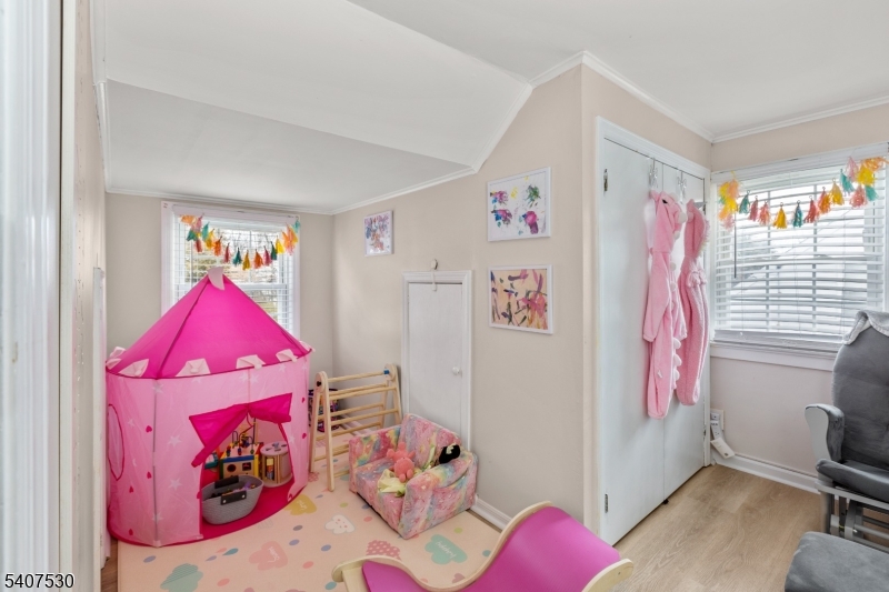 128 E Roselle Avenue