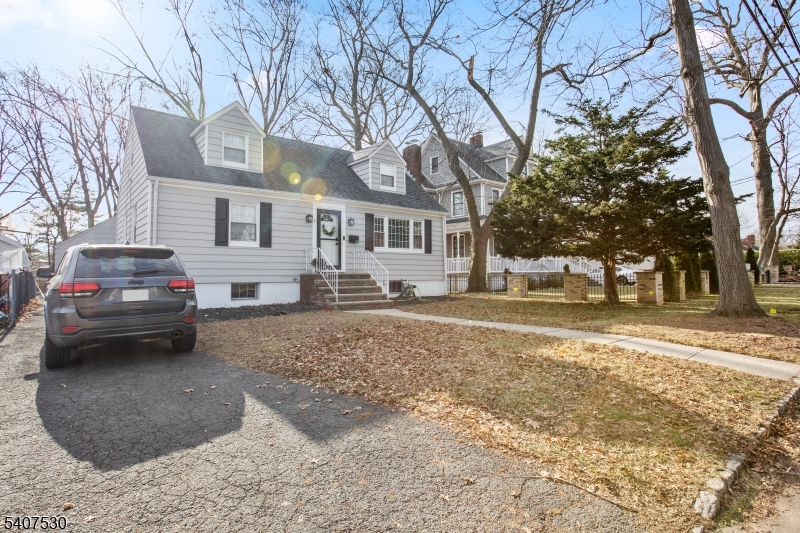 128 E Roselle Avenue