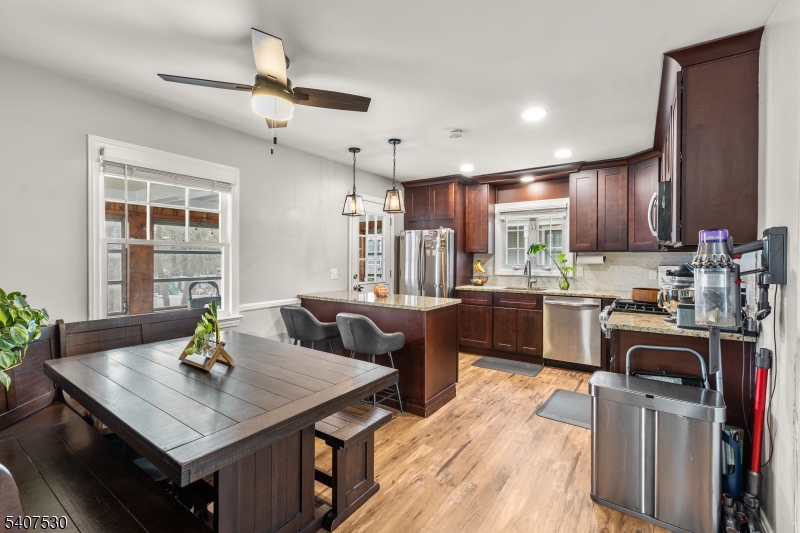 128 E Roselle Avenue