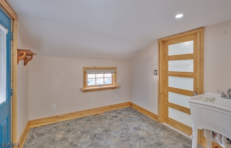 1387 Monmouth Rd