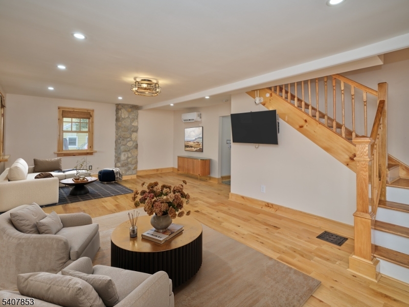 1387 Monmouth Rd