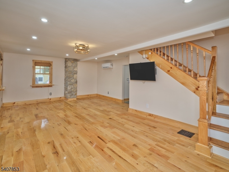 1387 Monmouth Rd