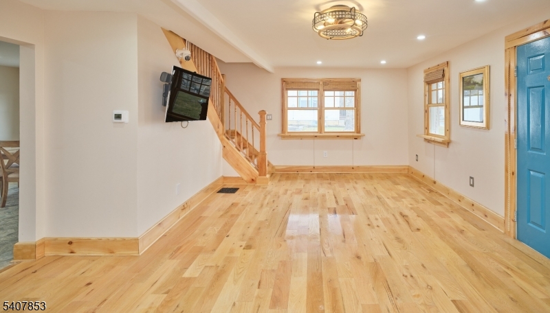 1387 Monmouth Rd