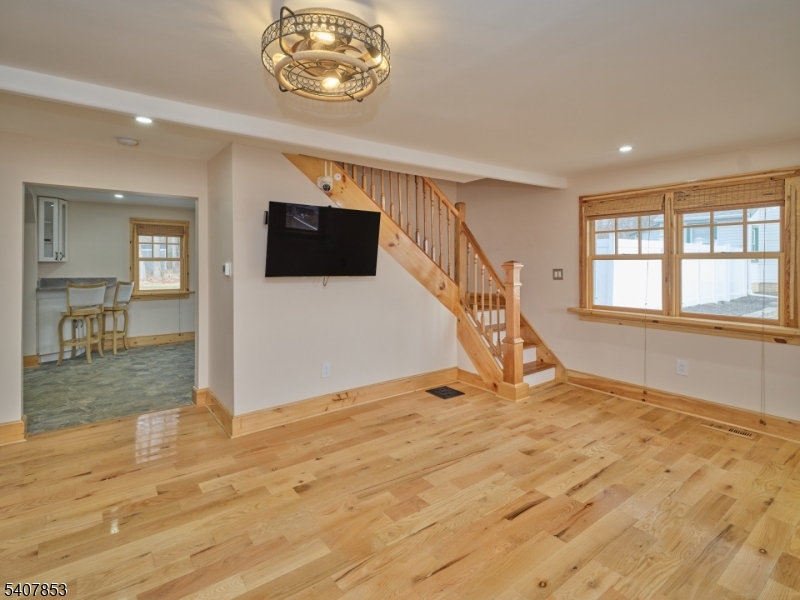 1387 Monmouth Rd