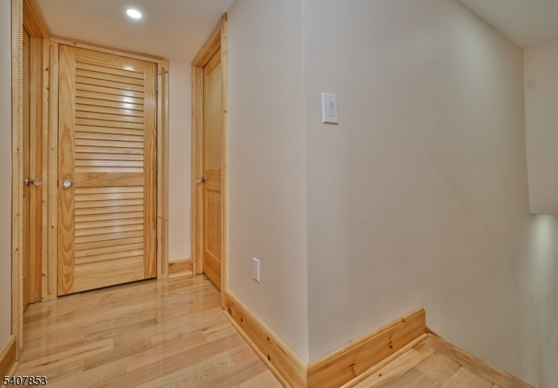 1387 Monmouth Rd