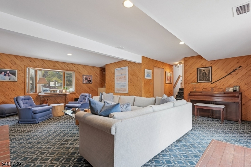 68 E Sherbrooke Pkwy